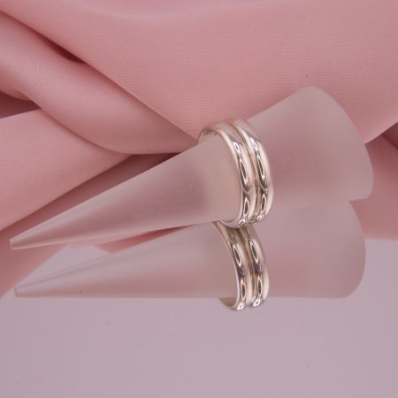 Nahaufnahme des Ring-Sets Clara Duo aus 925er Silber mit Fokus auf die perfekt aneinanderliegenden, halbrunden Schienen.
